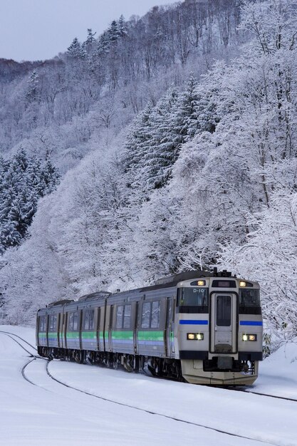 写真 冬の鉄道線路での列車