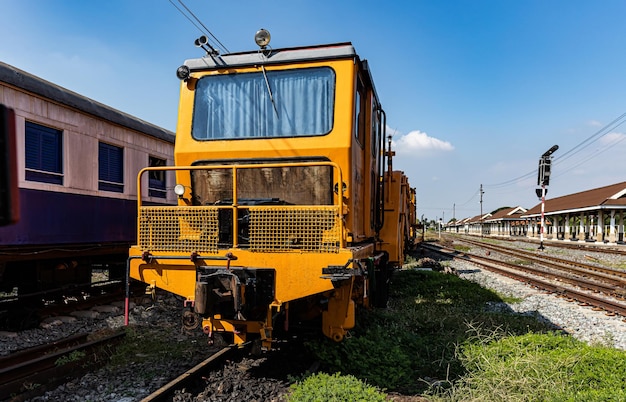 写真 駅に修理のために停車している電車