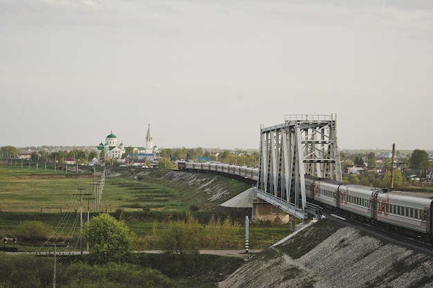 Поезд проходит по мосту через реку 8098