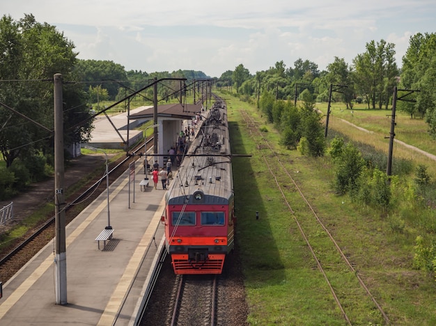 Treno sulla piattaforma con la periferia di san pietroburgo