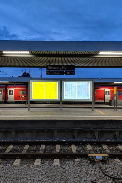 Foto treno alla stazione ferroviaria contro il cielo