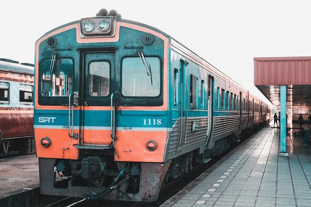 空の向こうにある街の鉄道駅の列車