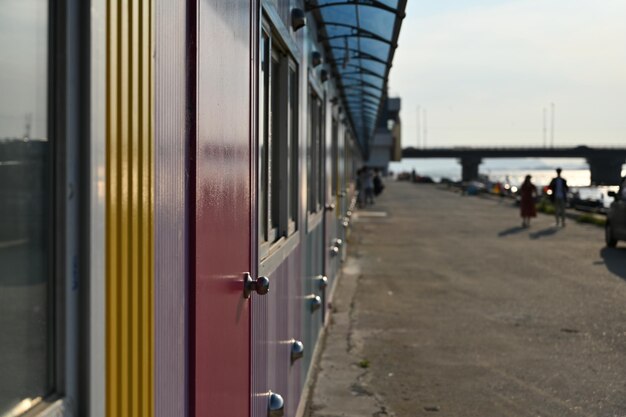 空に向かって鉄道駅のプラットフォームの列車