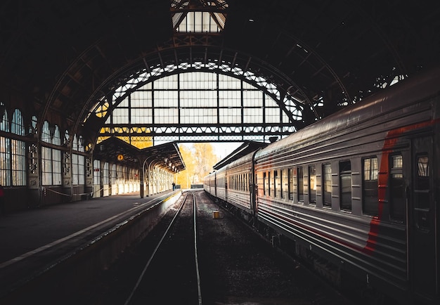 Foto treno sulla piattaforma della stazione ferroviaria.