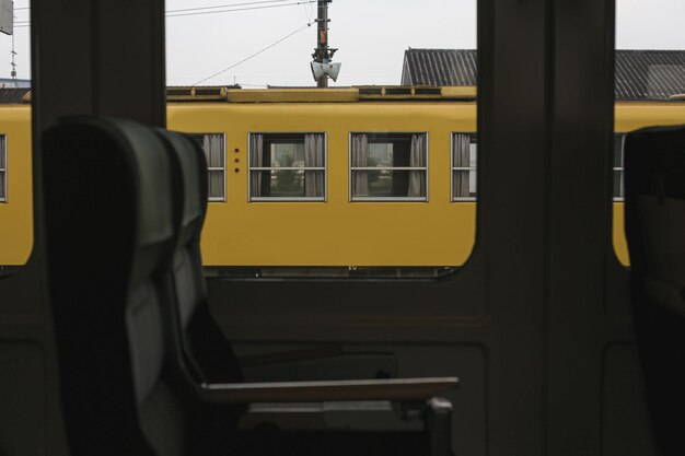 Foto treno sulla piattaforma della stazione ferroviaria