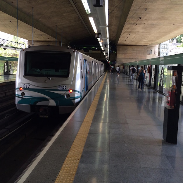 Foto treno sulla piattaforma della stazione ferroviaria