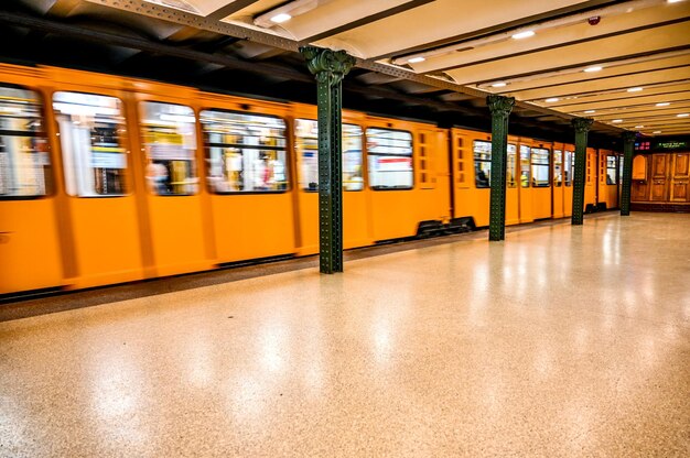 Foto treno sulla piattaforma della stazione ferroviaria