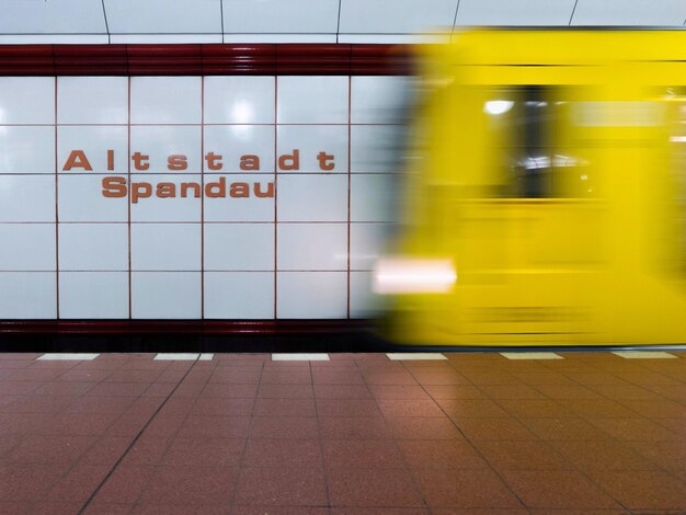 Foto treno sul binario della stazione ferroviaria