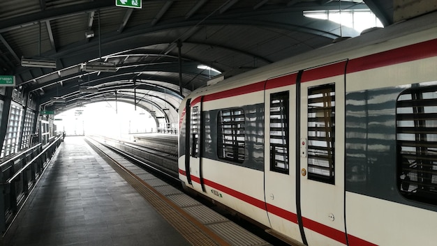 Foto treno sulla piattaforma della stazione ferroviaria