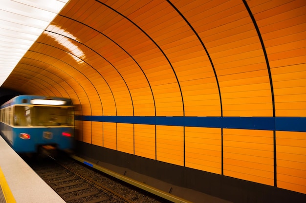 Foto treno sulla piattaforma della stazione ferroviaria