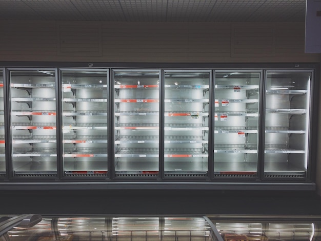 Foto treno sul binario della stazione ferroviaria