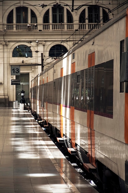 Foto treno alla stazione ferroviaria