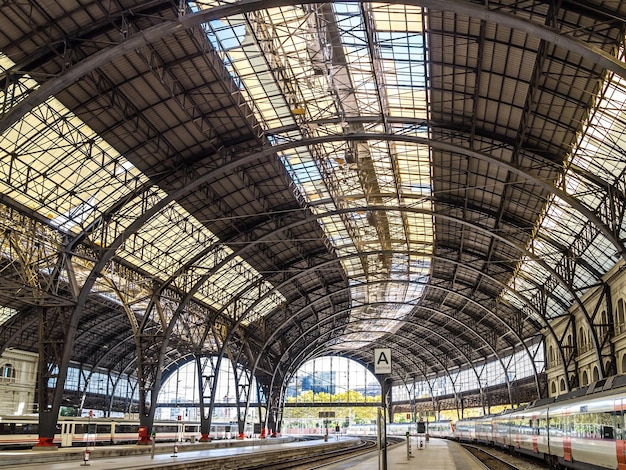 Foto treno alla stazione ferroviaria