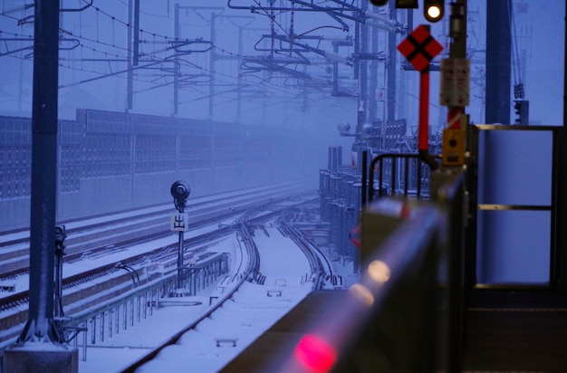 Foto treno alla stazione ferroviaria