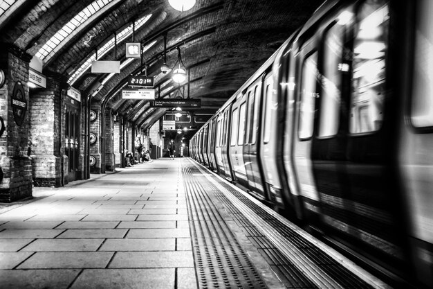 Foto treno alla stazione ferroviaria