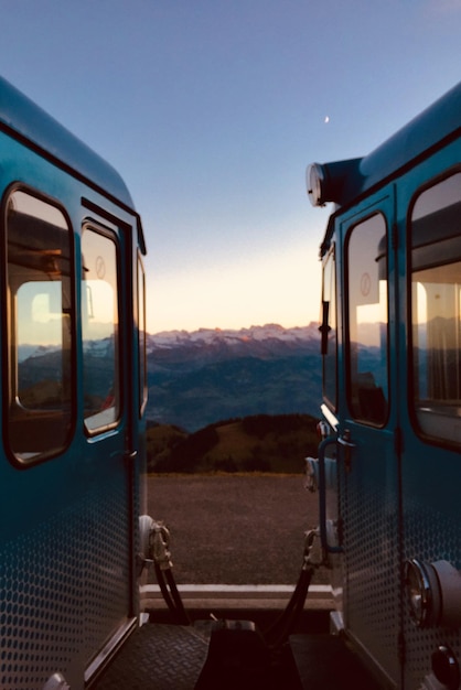 Foto treno su binari ferroviari contro un cielo blu limpido durante il tramonto