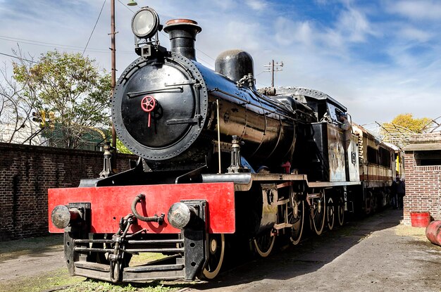 Photo train on railroad track against sky