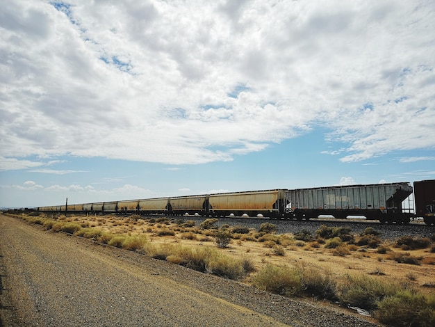 Photo train on railroad track against sky