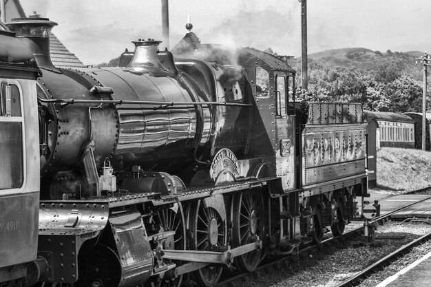 Photo train on railroad track against sky