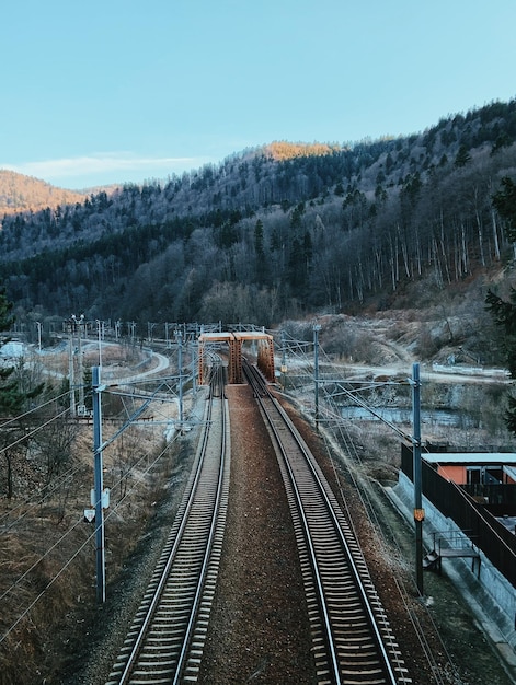 Foto treno sui binari contro il cielo