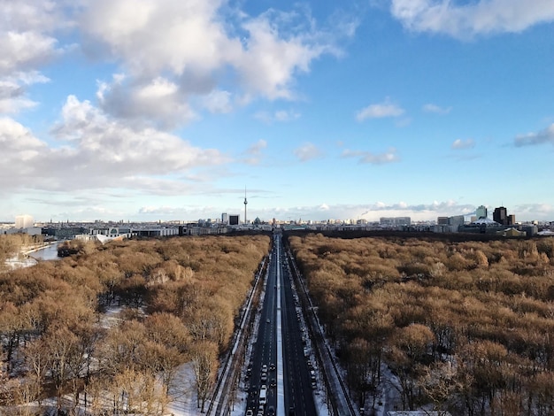 Photo train on railroad track against sky