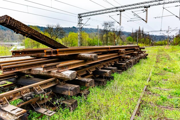 Photo train on railroad track amidst field