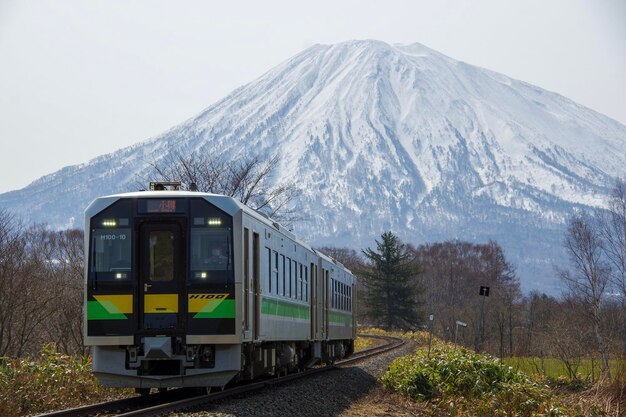 天空に逆らった mt yotei の鉄道線路の列車