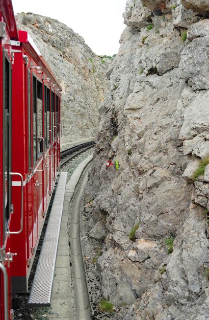 Foto treno su binari ferroviari