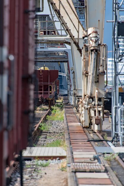 Foto treno su binari ferroviari