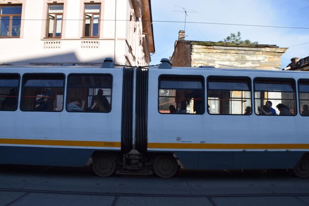 Foto treno su binari ferroviari