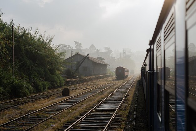 Photo train on railroad tracks against sky