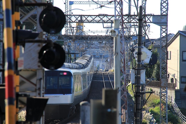 Photo train on railroad tracks by buildings in city