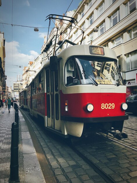 Foto treno sui binari della ferrovia in città