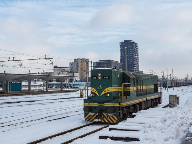 冬の鉄道線路での列車