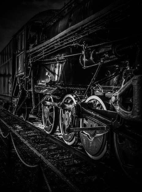 Foto treno su binari ferroviari