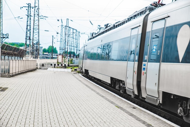 Treno al concetto di viaggio della piattaforma della stazione ferroviaria