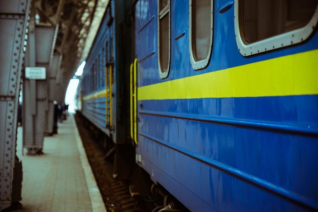 Foto treno alla stazione ferroviaria