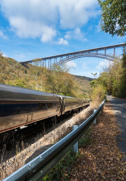 Il treno passa sotto il new river gorge bridge nel west virginia