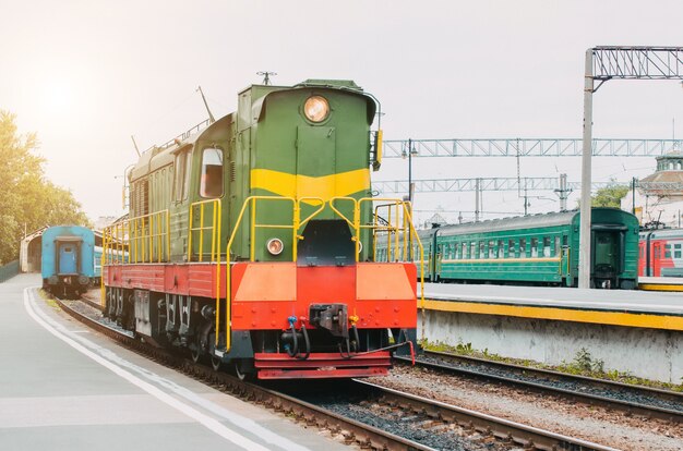 Treno, locomotiva di manovra sulla piattaforma passeggeri.