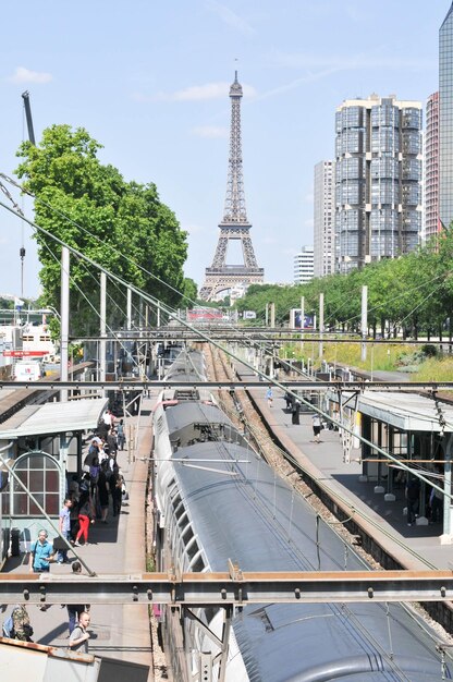 Foto stazione ferroviaria con la torre eiffel contro il cielo