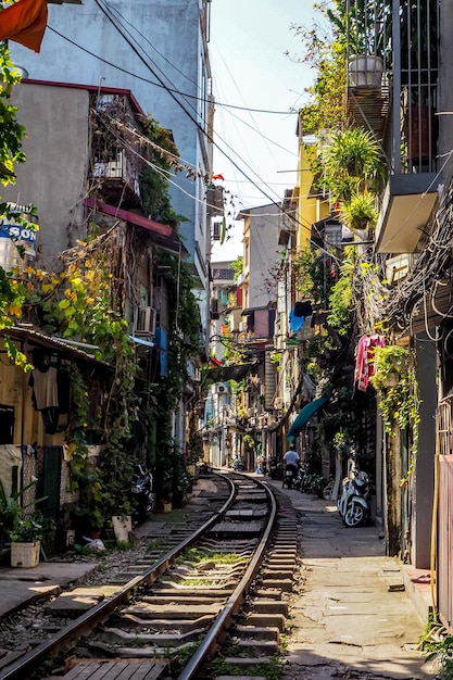 Photo train street in hanoi, vietnam