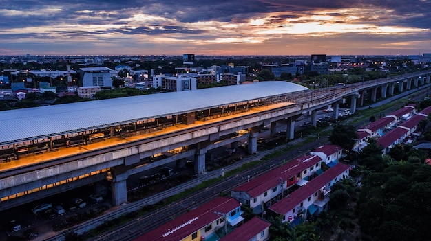 Stazione della metropolitana del treno in tailandia cielo crepuscolare