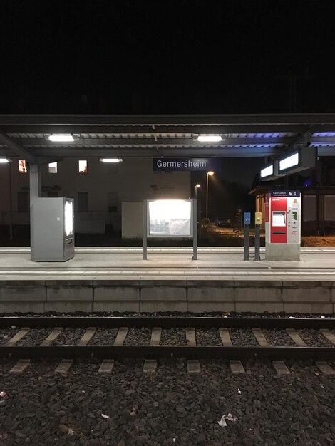 Foto treno alla stazione della metropolitana