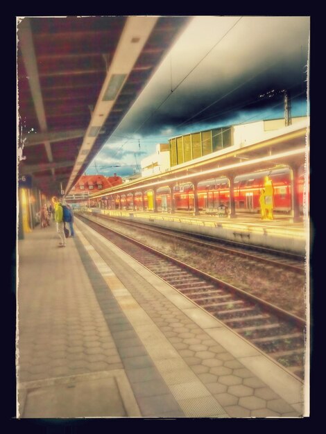 Foto treno alla stazione della metropolitana