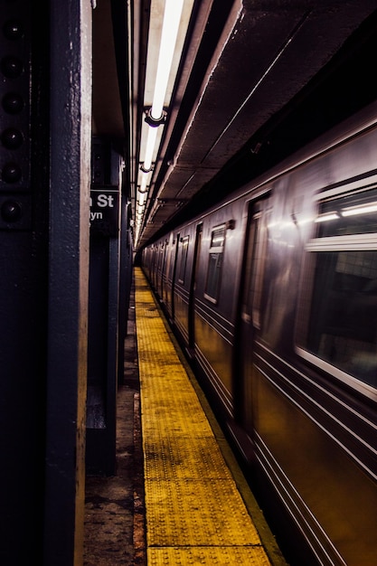 Foto il treno alla metropolitana.