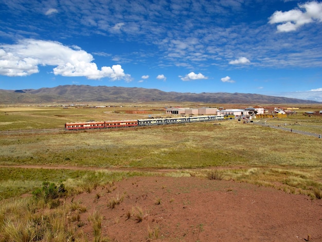 Поезд в Тиуанако Боливии Южной Америки