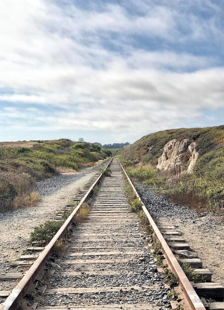 Foto tracce ferroviarie lungo una scogliera costiera