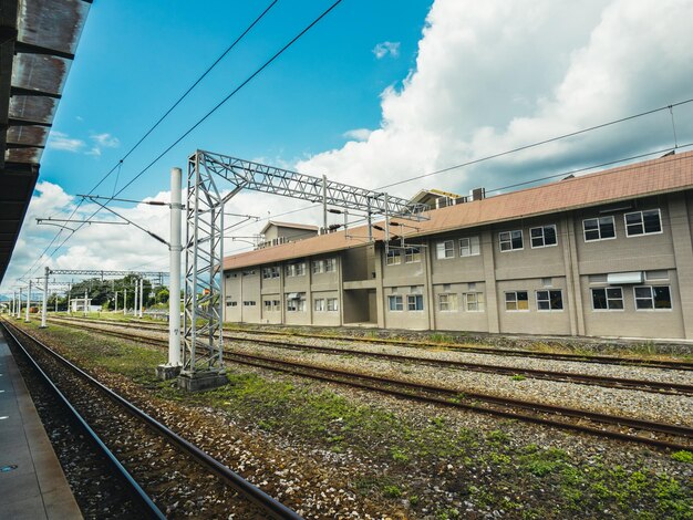 Foto tracce di treno e cielo blu con nuvole bianche