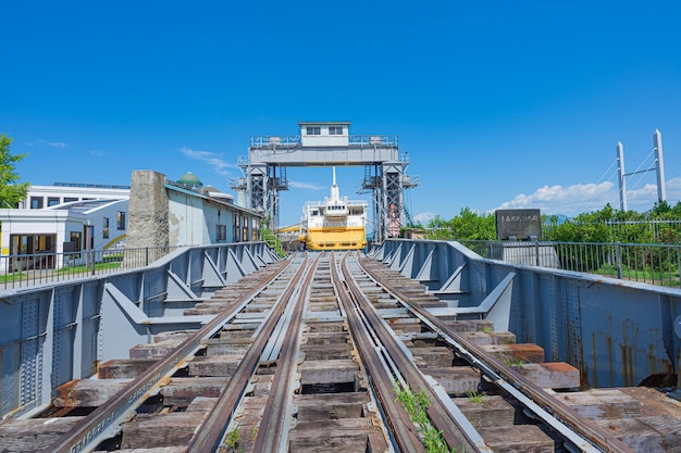 A train on the tracks of a bridge