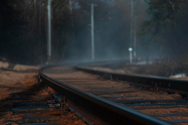 Foto un treno sui binari al buio